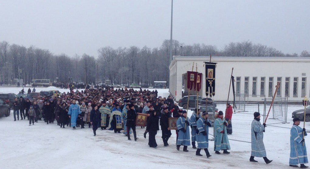 Свыше тысячи петербуржцев прошли крестным ходом за трезвость