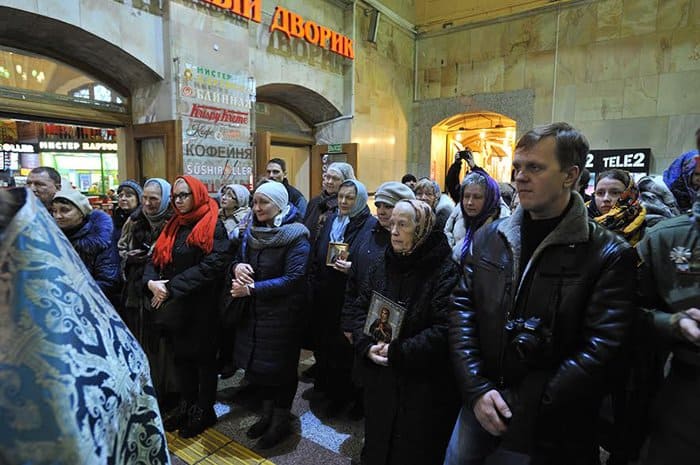 По вокзалам Москвы прошли с молитвой о мире