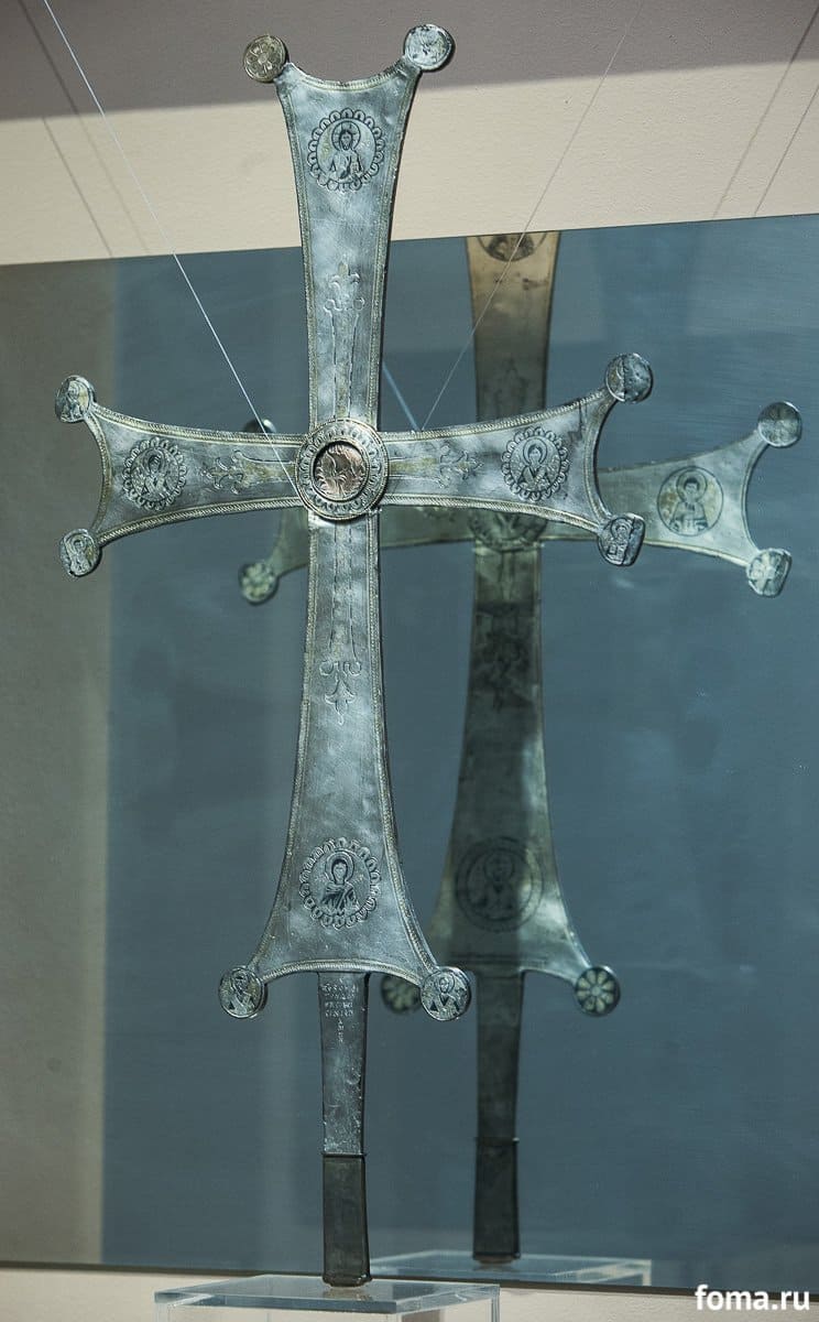 Луна царского. Византийский процессионный крест. Крест Византия 10 век. Крест в византийском искусстве. Византийская экспозиция.