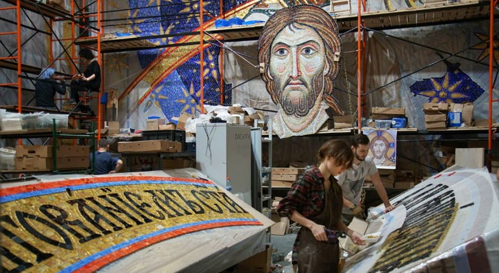 В Сербию из России привезли 10-тонную мозаику для крупнейшего храма Белграда
