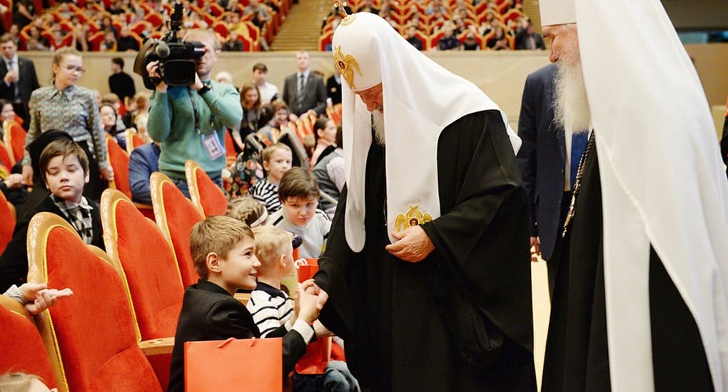 Патриарх Кирилл подарил детям книги