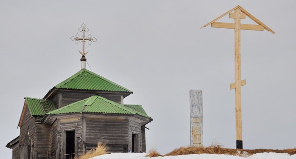 В старинной деревне поморов православная молодежь установила поклонный крест