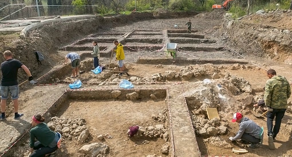 В «Артеке» нашли фундамент христианской базилики VI века