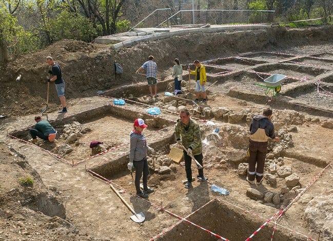 В «Артеке» нашли фундамент христианской базилики VI века