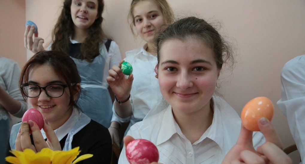 Волонтеры и дети раскрасили яйца к Пасхе