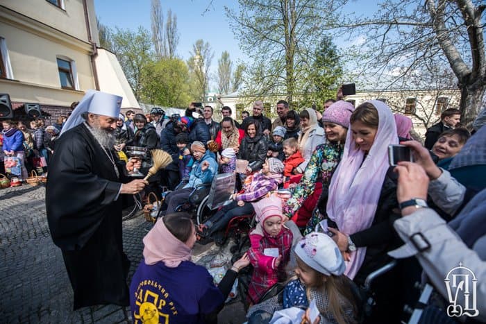 Митрополит Киевский Онуфрий поздравил с Пасхой детей-инвалидов