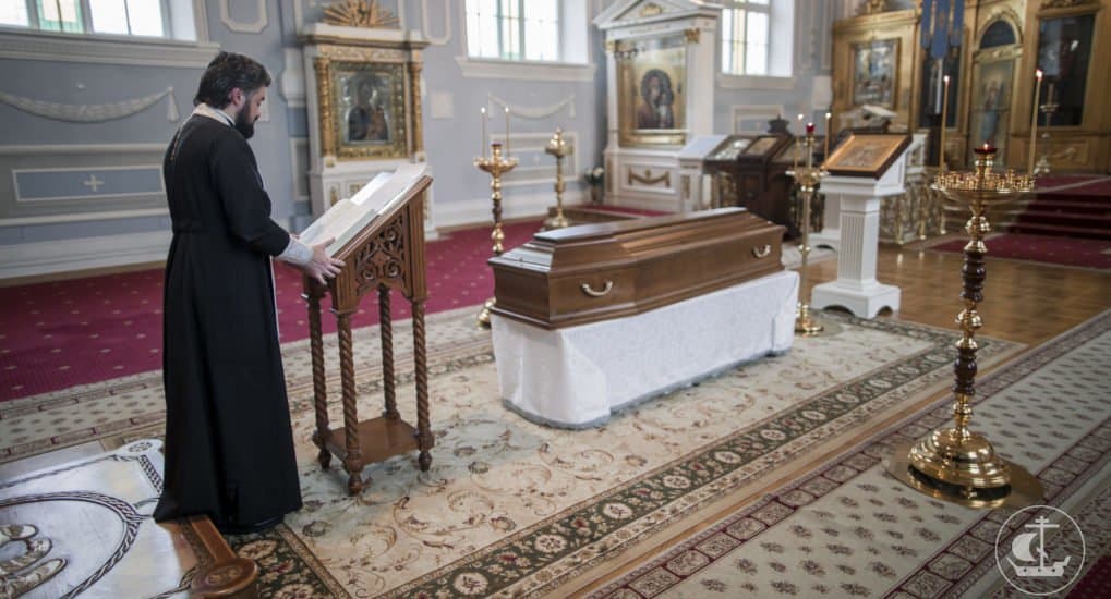 Должен ли гроб с покойным перед отпеванием быть на службе?