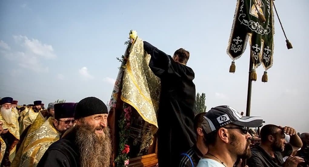 Украинскому священнику, защитившему Святогорскую икону, подарили ее список