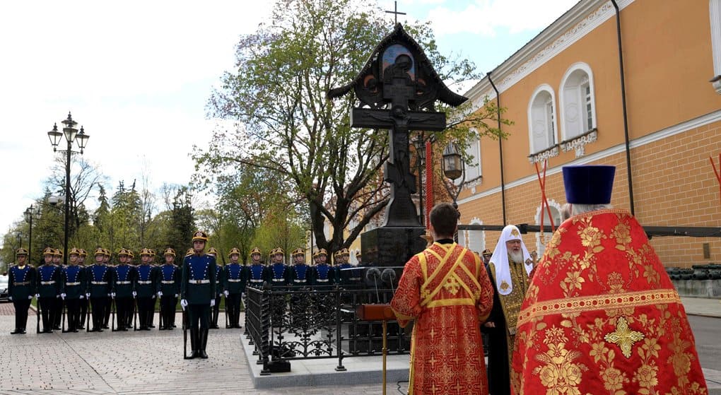 Патриарх Кирилл освятил крест на месте гибели Великого князя Сергея Александровича