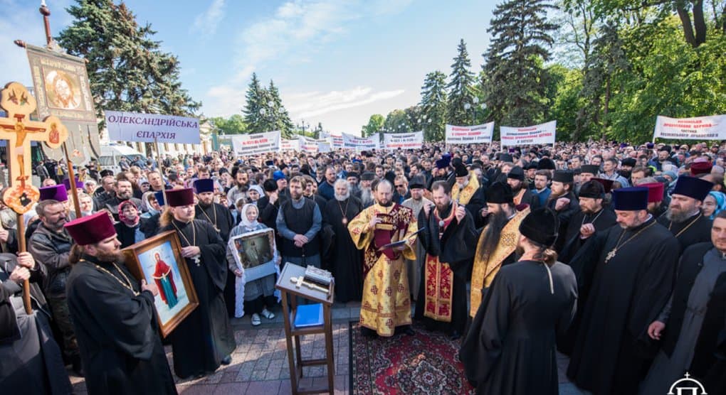 Около 10 тысяч верующих Украинской Церкви молятся у Верховной Рады