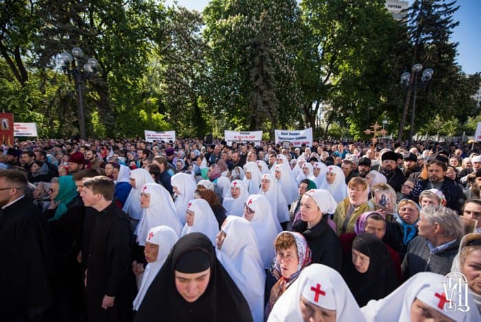 Около 10 тысяч верующих Украинской Церкви молятся у Верховной Рады