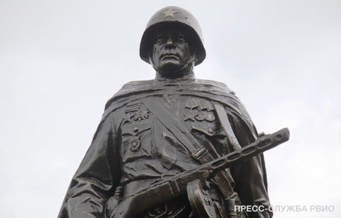 На месте тяжелых боев в Ростове-на-Дону открыли памятник советскому солдату