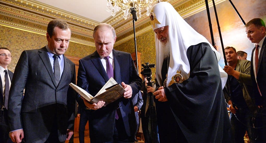 Владимир Путин подарил Патриарху книгу о Николае Чудотворце и поклонился мощам святого