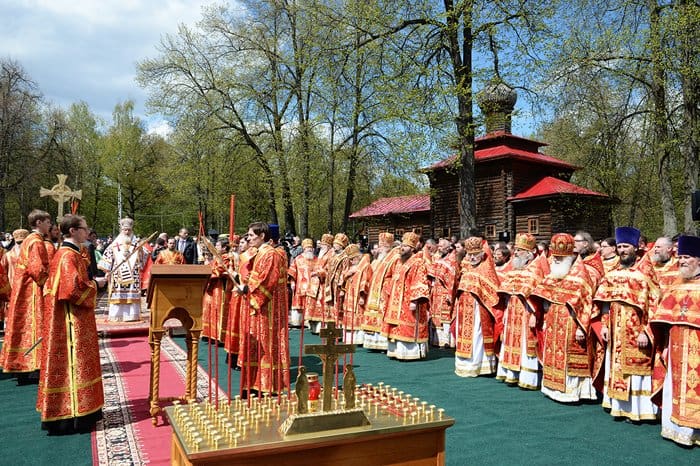 Патриарх Кирилл помолился перед мощами всех найденных новомучеников