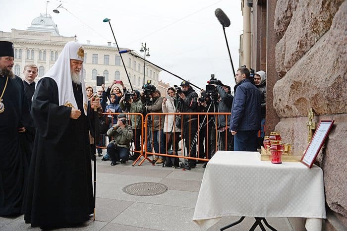 Патриарх Кирилл помолился в Петербурге о жертвах теракта в метро