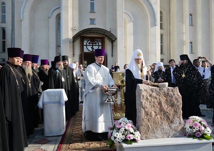Патриарх заложил в Бишкеке новое здание для православной школы
