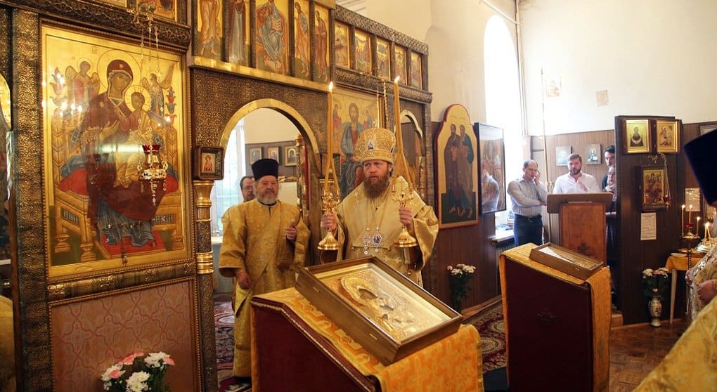 Впервые за сто лет в храме при госпитале Бурденко епископ совершил Литургию