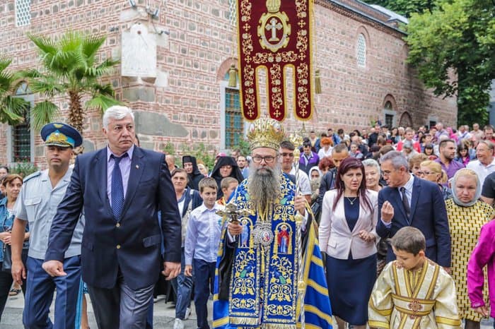 Тысячи болгар поклоняются святыням, принесенным из России