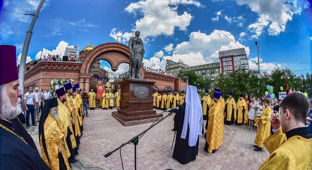 Памятник царю Николаю II и цесаревичу Алексею открыли в Новосибирске