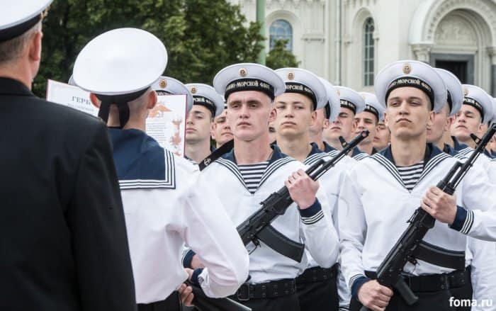 750 моряков приняли присягу в Кронштадте