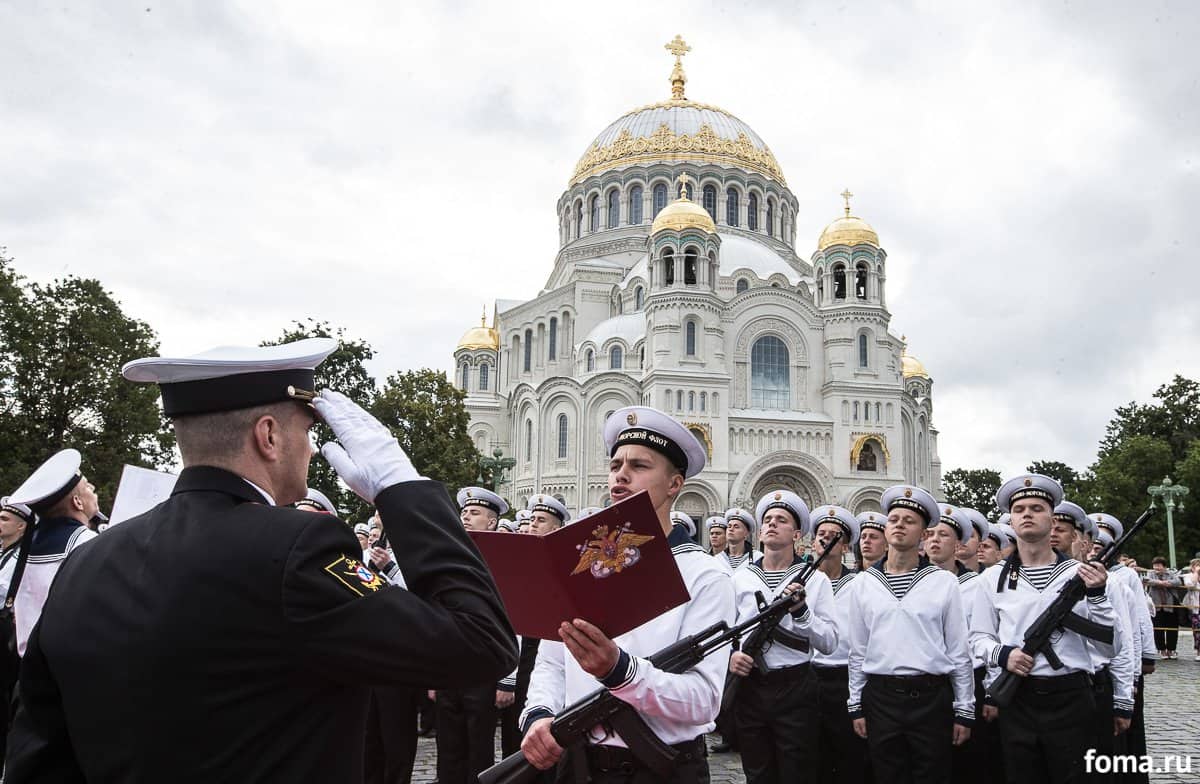 Кронштадт матросы. Кронштадт православный. Кронштадт Церковь моряков. Присяга в Кронштадте. Морское собрание Кронштадт.