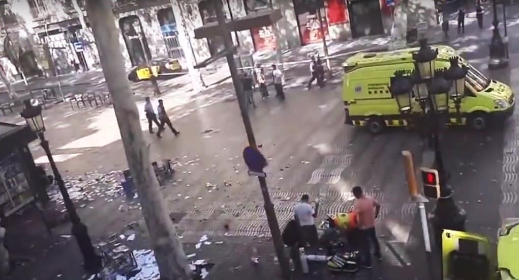 Минимум 13 человек погибли при наезде фургона на людей в Барселоне