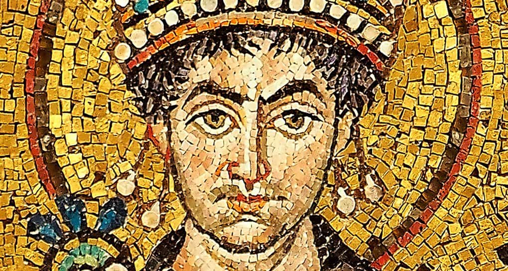 Золотую подвеску с изображением святого Юстиниана нашли в Англии