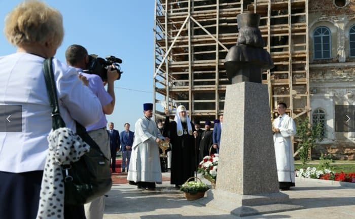 Патриарх Кирилл освятил памятник архимандриту Антонину (Капустину)