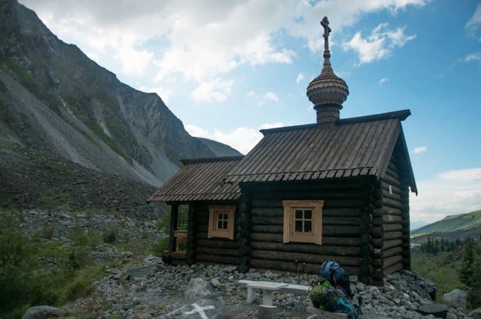 Священник впервые покорил самую высокую гору Сибири
