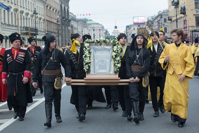 Около 100 тысяч петербуржцев прошли крестным ходом в честь Александра Невского