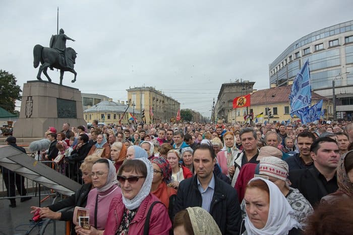 Около 100 тысяч петербуржцев прошли крестным ходом в честь Александра Невского