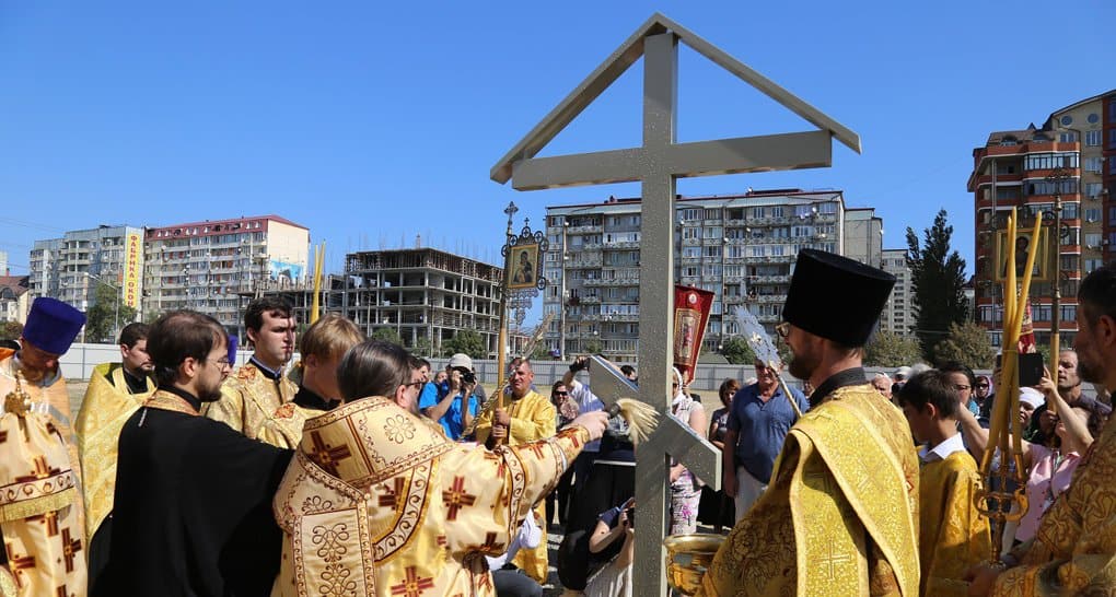 На месте воссоздания главного собора Махачкалы установили крест