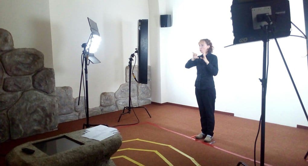 Мобильный видеогид на жестовом языке по православной выставке представили в Петербурге