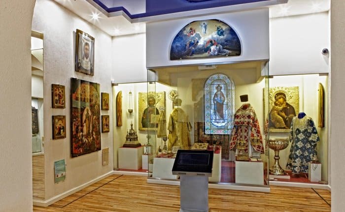 Мобильный видеогид на жестовом языке по православной выставке представили в Петербурге