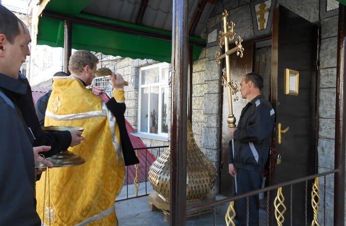 В Ставрополе заключенные сделали купол и кресты для тюремного храма