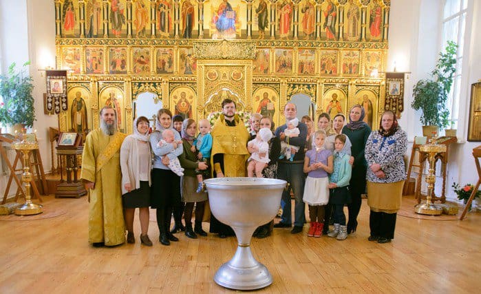 В Томске крестили малышей, спасенных от аборта
