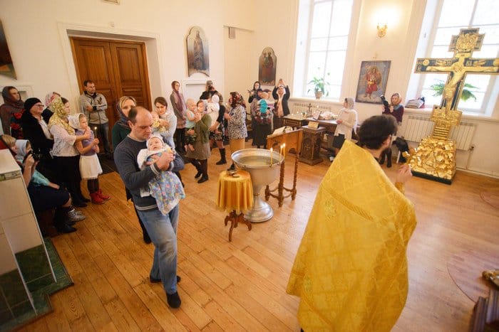 В Томске крестили малышей, спасенных от аборта