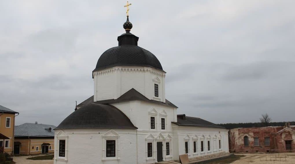 В Вышенском монастыре освятили отреставрированный Успенский храм