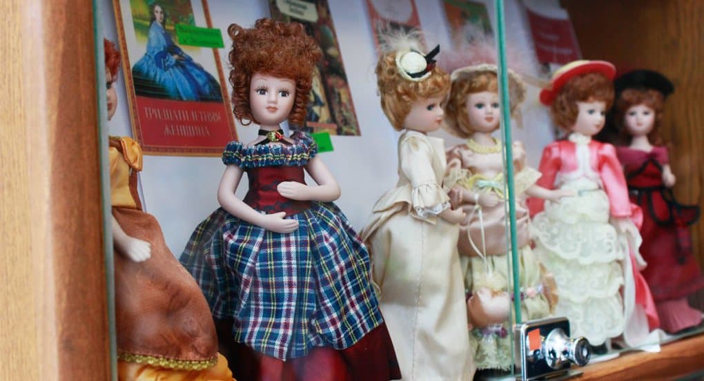 Героинь литературной классики показали в виде кукол