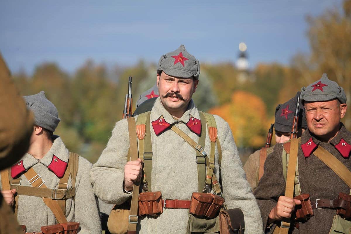 Осень 1941. Фильм красные против белых. Белые которые воевали за красных. За белых или за красных. Красные против белых реконструкция.