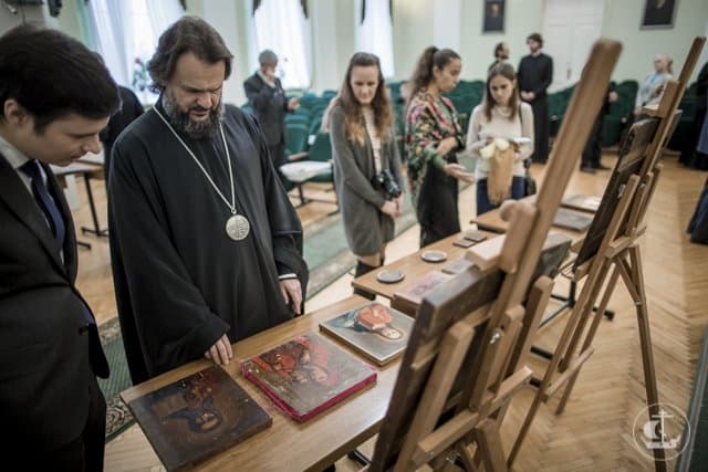 Петербургской духовной академии передали иконы, изъятые у контрабандиста
