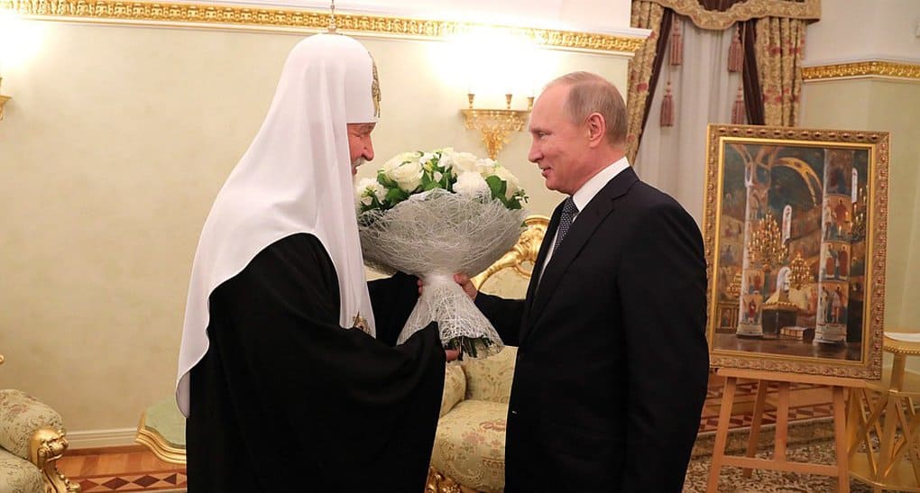 Владимир Путин подарил патриарху Кириллу картину «Успенский собор Кремля»
