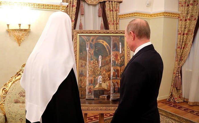 Владимир Путин подарил патриарху Кириллу картину «Успенский собор Кремля»
