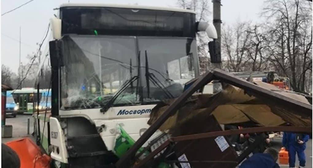 На северо-западе Москвы автобус въехал в остановку