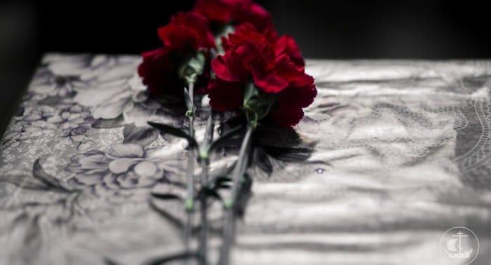 «Завесить в доме умершего зеркала, остановить часы»: чем опасны похоронные суеверия