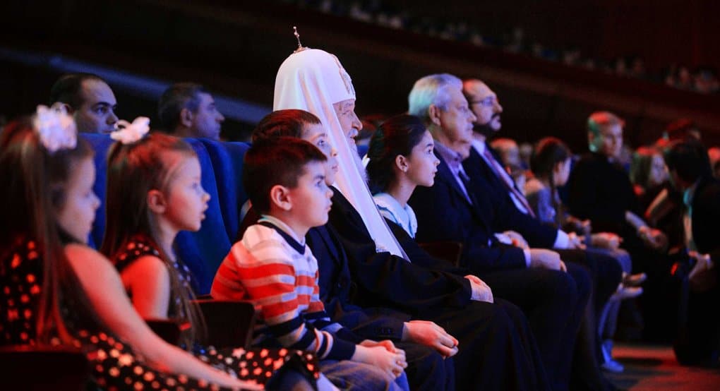 Патриарх Кирилл посмотрел елку в Кремле с детьми из многодетных семей