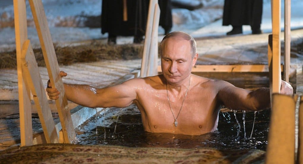 На Крещение Господне Владимир Путин посетил монастырь и окунулся в Селигер