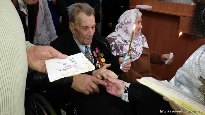 На Украине обвенчалась пара, прожившая в браке 74 года