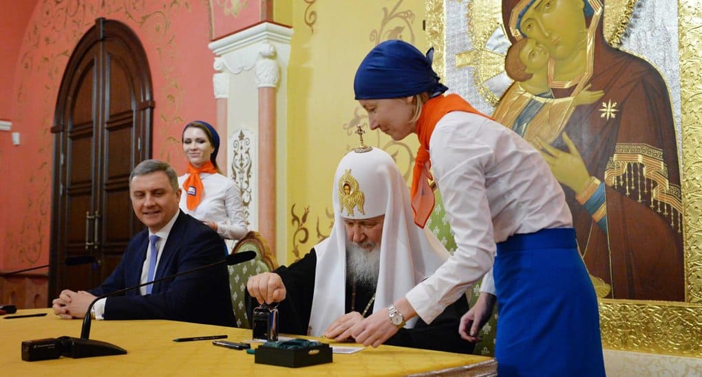 Патриарх Кирилл погасил марку, посвященную 100-летию восстановления Патриаршества
