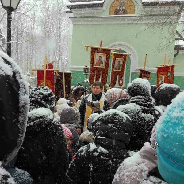 Дети прошли крестным ходом к могиле Ксении Петербургской